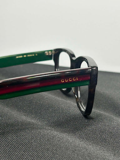 Gucci GG1303O – detail zausznika z paskiem Web