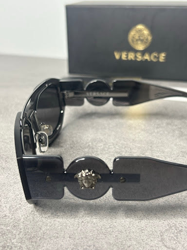 Versace VE4361 – Czarne Okulary Przeciwsłoneczne z Medalionem Meduzy