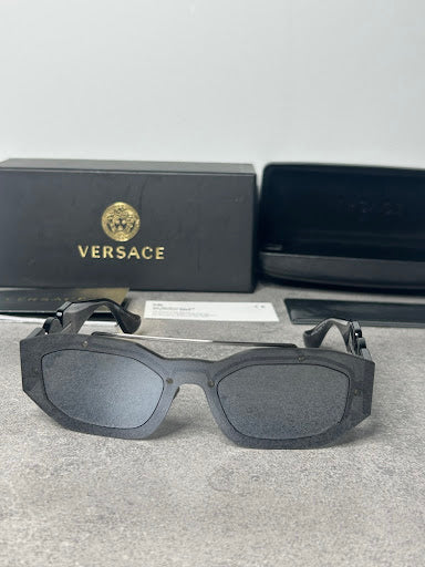 Versace VE4361 – Czarne Okulary Przeciwsłoneczne z Medalionem Meduzy