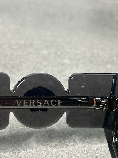 Versace VE4361 – Czarne Okulary Przeciwsłoneczne z Medalionem Meduzy