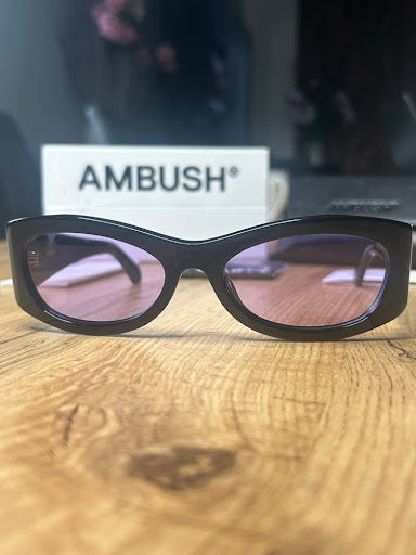AMBUSH® BERNIE – Czarne Okulary Przeciwsłoneczne z Fioletowymi Soczewkami