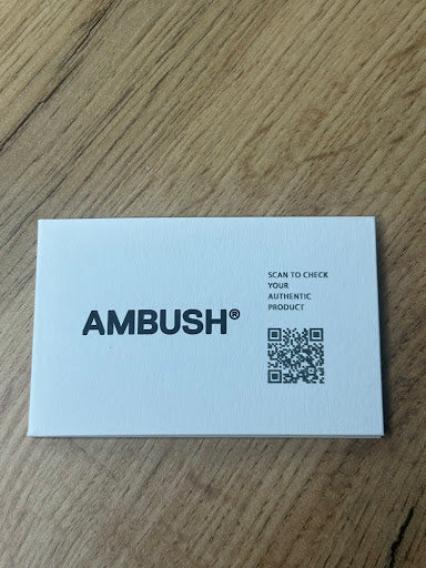 AMBUSH® BERNIE – Czarne Okulary Przeciwsłoneczne z Fioletowymi Soczewkami