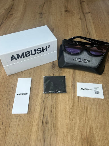 AMBUSH® BERNIE – Czarne Okulary Przeciwsłoneczne z Fioletowymi Soczewkami