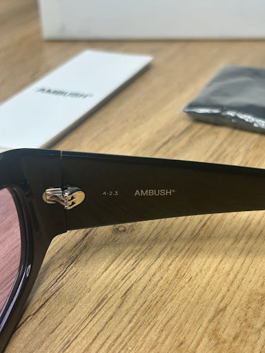 AMBUSH® BERNIE – Czarne Okulary Przeciwsłoneczne z Fioletowymi Soczewkami