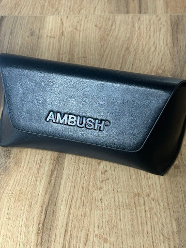 AMBUSH® BERNIE – Czarne Okulary Przeciwsłoneczne z Fioletowymi Soczewkami