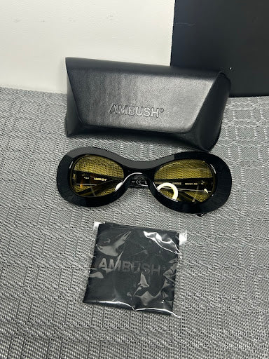 AMBUSH® JORDEE – Czarne Okulary Przeciwsłoneczne z Żółtymi Soczewkami