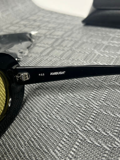 AMBUSH® JORDEE – Czarne Okulary Przeciwsłoneczne z Żółtymi Soczewkami