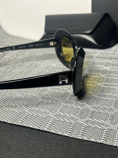 AMBUSH® JORDEE – Czarne Okulary Przeciwsłoneczne z Żółtymi Soczewkami