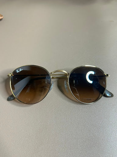 Ray-Ban Round Metal - zausznik złoty zbliżenie