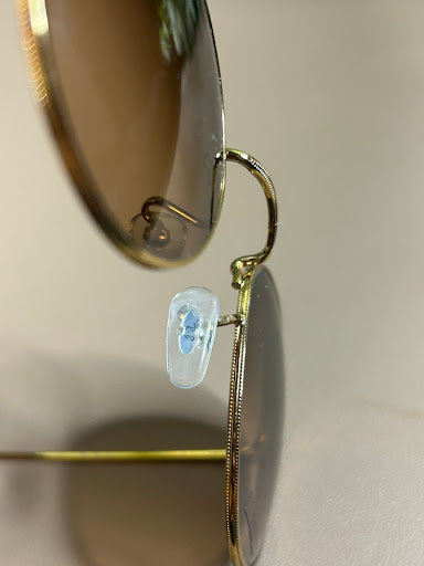 Ray-Ban Round Metal z etui - widok z boku na tle kwiatów