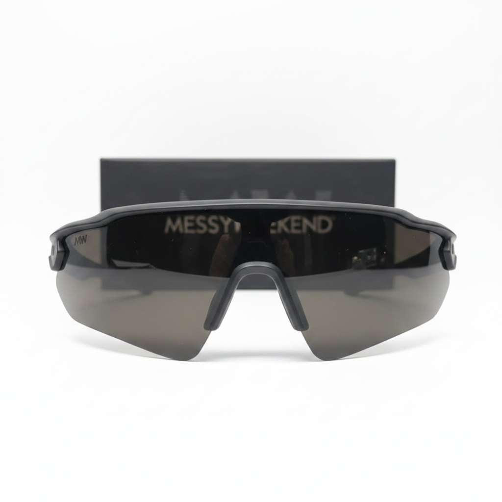 MessyWeekend RAPID okulary sportowe czarne na białym tle